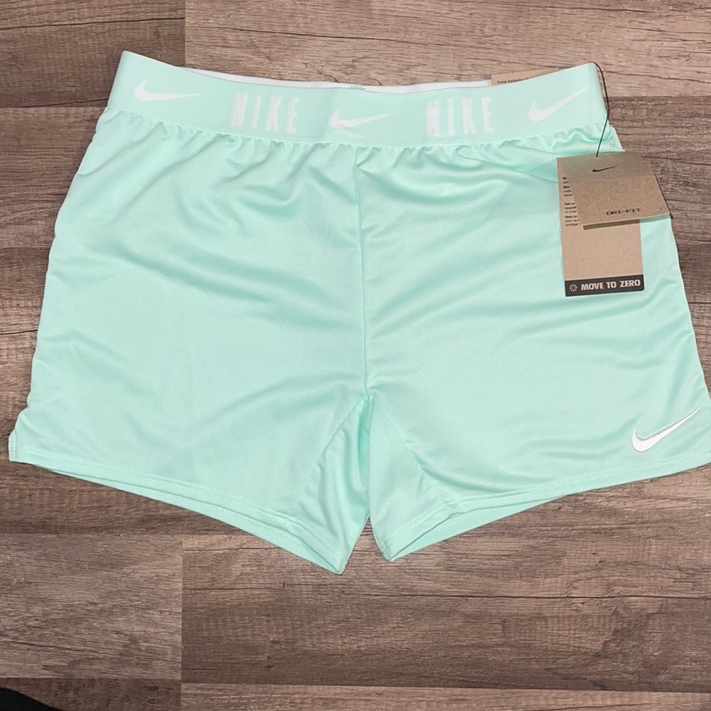 Nike Dry-Fit. Mint green. Standard fit.